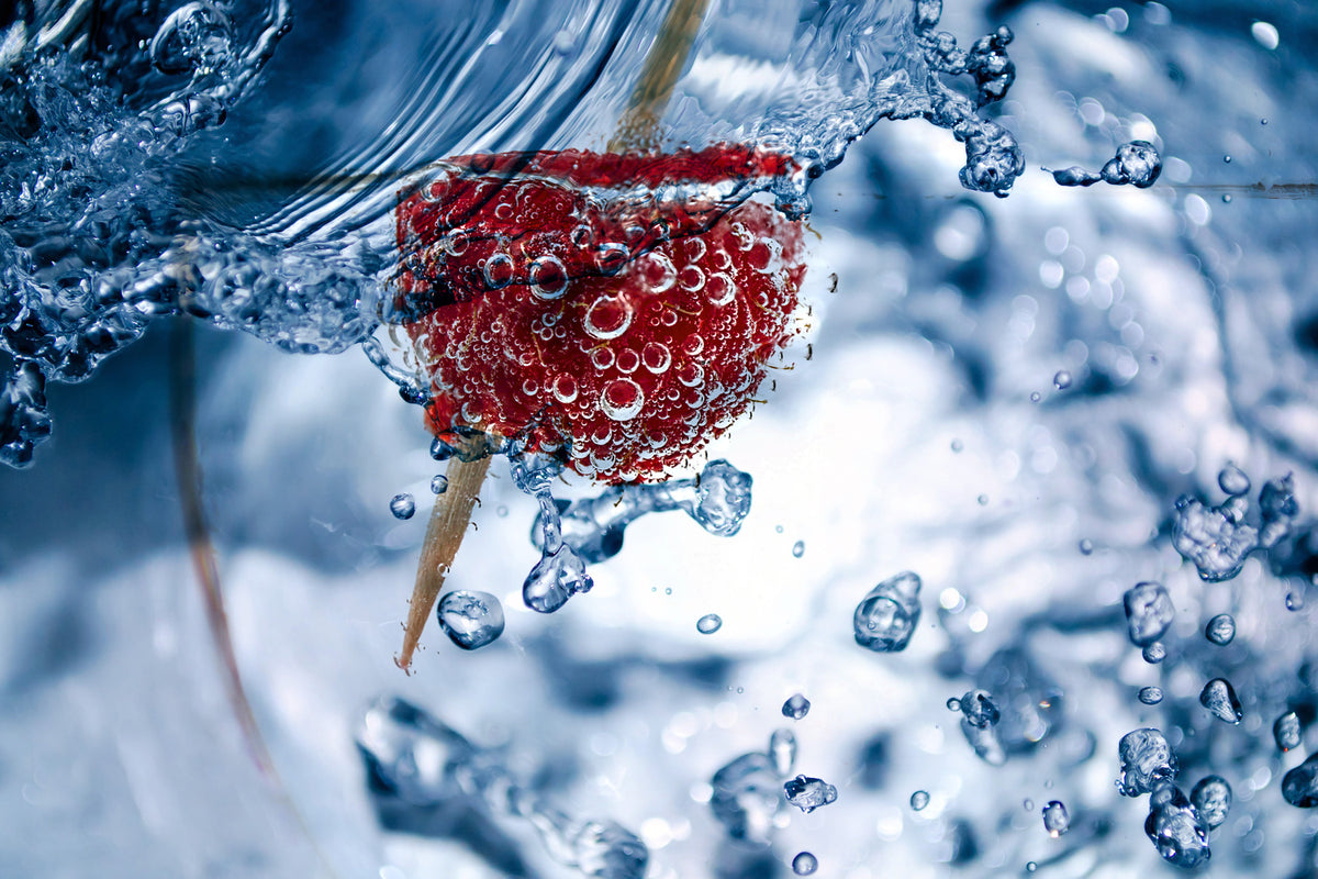 photo-wallpaper-raspberry-in-the-water