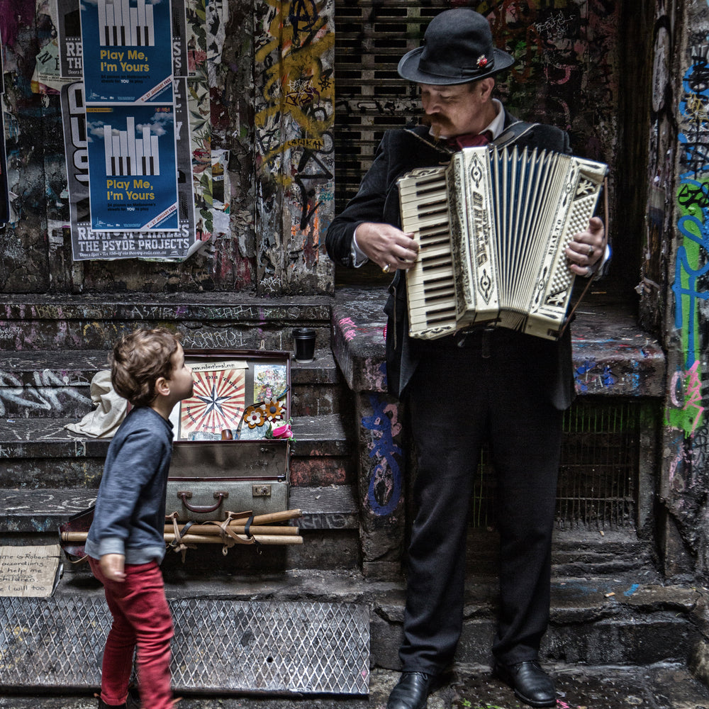 photo-wallpaper-the-busker-and-the-boy